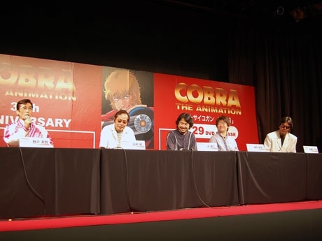原宿で行われた制作発表会見には、26年ぶりにコブラ役を務める声優の野沢那智さん（写真左）やエンディングテーマを歌う松崎しげるさん（右）の姿も