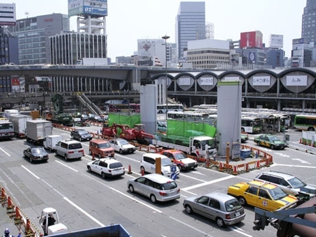 渋谷駅前、明治通りの様子。写真右奥は現在の東横線ホーム、直下には副都心線・渋谷駅。2012年に向けて駅周辺の再編が動き出す
