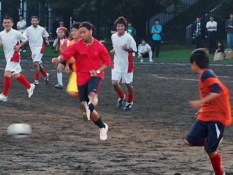 代々木公園サッカー場で一般参加の少年少女と試合に臨んだロナウジーニョ選手。得意の「エラシコ」も飛び出した