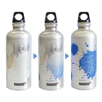 DMRとSIGGのコラボボトル。水を入れるとボトルのデザインが徐々に変化する