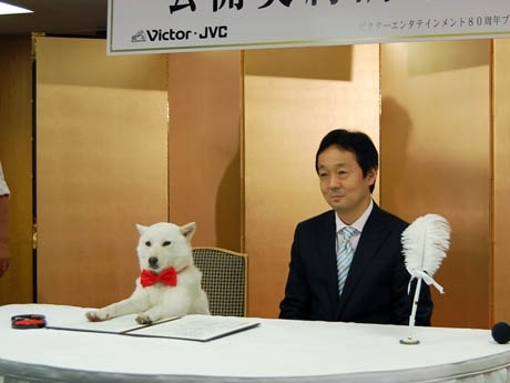 表参道・ビクター本社で公開調印式に臨むカイくん（左）とビクター加藤社長