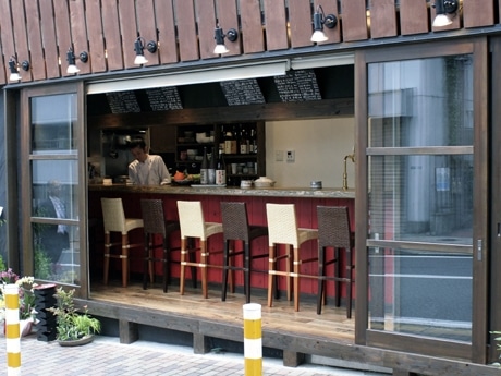 ファサードの扉を外し、開放感を出した店舗1階