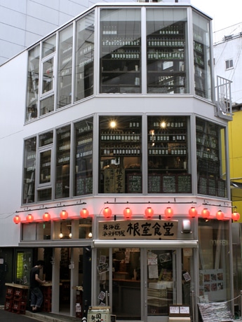 全面ガラス張りの店舗外観