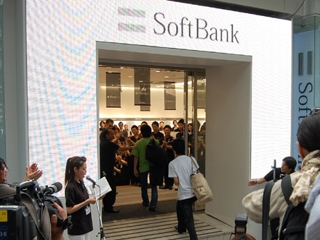 iPhone3Gを求め長蛇の列ができた「ソフトバンク表参道」が開店。先頭組がいち早く店内に足を踏み入れた