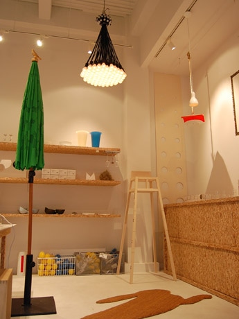 材木置き場をモダンに改装した店内（写真）にはユニークな発想でデザインされたアイテムがそろう