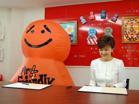 ガイア・イニシアティブ野中ともよ理事と「公開調印式」に臨むミスター・フレンドリー