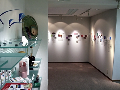 ギャラリー内の展示スペースと企画スペース（奥）の様子
