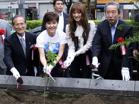 ハチ公前広場で植樹する参加者の様子