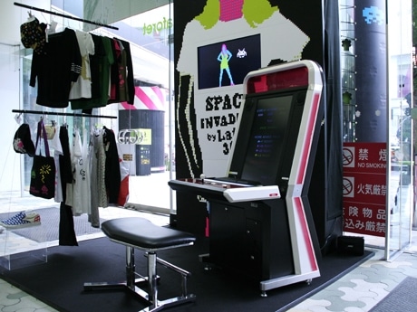開館30周年を迎えるラフォーレ原宿に「スペースインベーダー」の懐かしいゲーム機が登場
