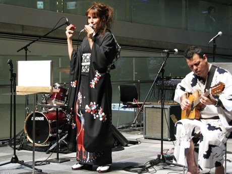 着物姿でライブに臨むクレモンティーヌさんの様子