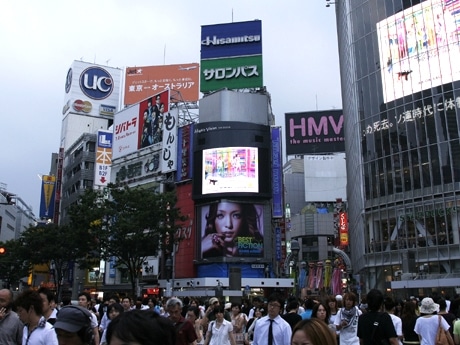 全面リニューアルした「マイティビジョン渋谷」（右は大型ビジョン「Q’s EYE」）