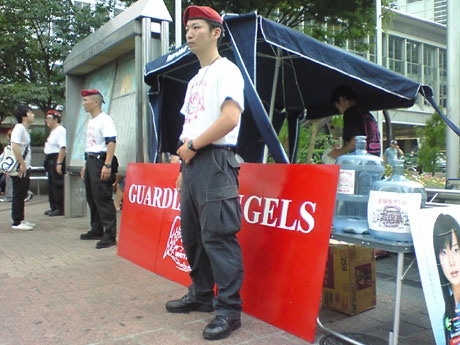 ハチ公広場に開設中のブースと渋谷支部長の笠野友章さん
