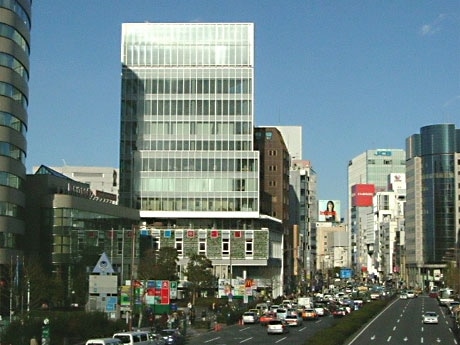 「ラ・ポルト青山」外観（撮影＝2005年2月）