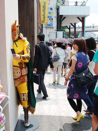 原宿駅前に出現したレスラータイプの「ハン人形」。一見、壁にめり込んだ人にも見えるが、精巧な作りの「半」フィギュア