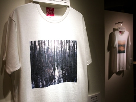 展示ボードに展示されたコラボTシャツ（写真はポーツ・ビショップさん）