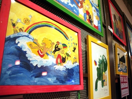 「ラ・ムッジーナ　カフェ」店内の壁面に展示する作品