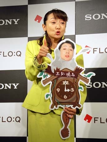 会見に出席したエド・はるみさん（写真中央）。手には自身がデザインした「鳩（はと）み」時計のパネルも