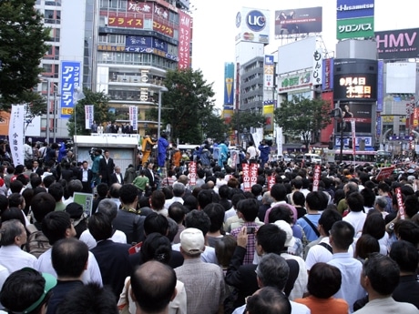 自民党総裁選挙の街頭演説で渋谷ハチ公前広場を埋め尽くす観衆