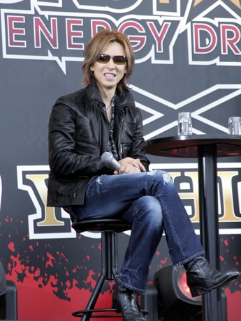 公開記者会見で約4カ月ぶりに公の場に姿を現したYOSHIKIさん。会見には自ら運転するランボルギーニで登場した