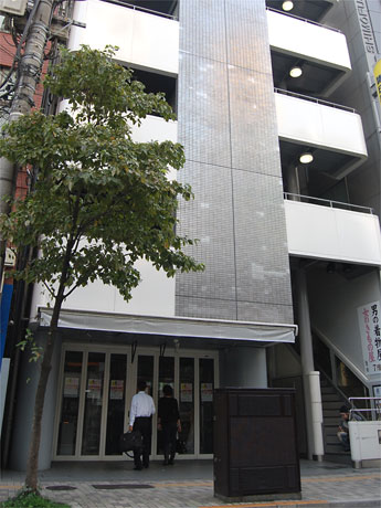 恵比寿の老舗玩具店「ミスタークラフト」が突然の閉店。8階建てのビルのうち6フロアに入居していた。閉店を知らせる告示書に見入る客の姿も