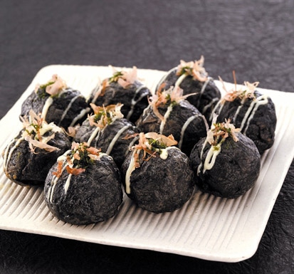 「道頓堀 くくる」の名物「黒たこ」（8個入り＝581円）