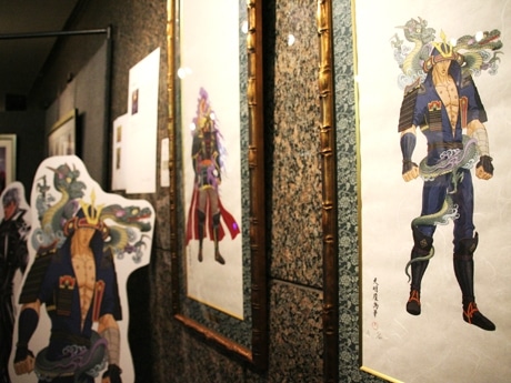 会場では作品を額縁に入れて展示（写真＝天明屋尚さんの作品）