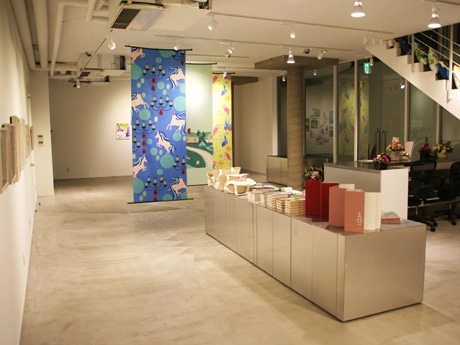地下1階で展開するギャラリー内の様子
