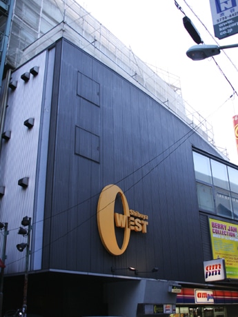 リニューアル工事中の「shibuya O-WEST」ビル外観。外壁など大規模な改修工事が進行中