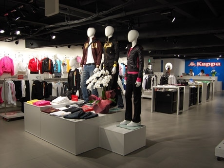 「Kappa渋谷ショップ」店内の様子。若者向けにライフシタイルウエアを重点的に取りそろえた