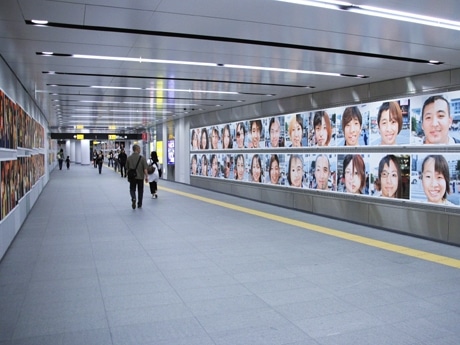 渋谷駅地下コンコース内に展示されたポートレート群