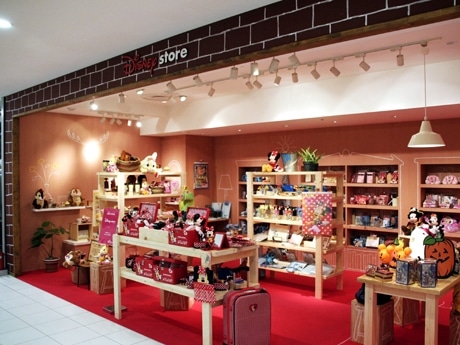 「ディズニーストア」期間限定店は「アパートの一室」をイメージ。スティッチなどの人気キャラクターグッズが並ぶ&copy;DISNEY