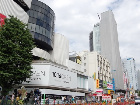 ラフォーレ原宿「トップショップ／トップマン」のファサードには大きな看板（写真左）。背後には11月に開店する「H＆M原宿店」（共に現在工事中）も