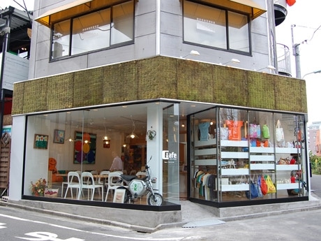 リニューアルオープンした「MR.FRIENDLY Cafe」外観。外壁の一部にコケを使い緑化するなどエコに配慮