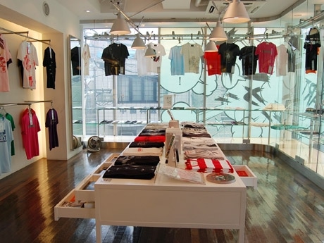 代官山にオープンした「MANGART（マンガート） BEAMS T」店内。一部漫画本を扱うコーナーも新設