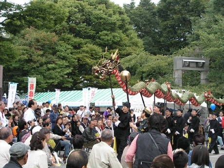 「龍踊り」が披露された昨年の「九州フェア」の様子