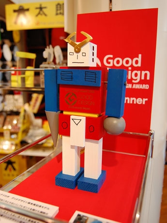 「コレジャナイロボ」グッドデザイン賞記念モデルは、胴体部分に金色の箔でGマークをプリント。30体限定