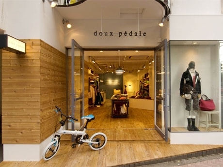 店舗にはコンセプトの「自転車」もディスプレー。ファッション・機能性を併せ持つアイテムがそろう