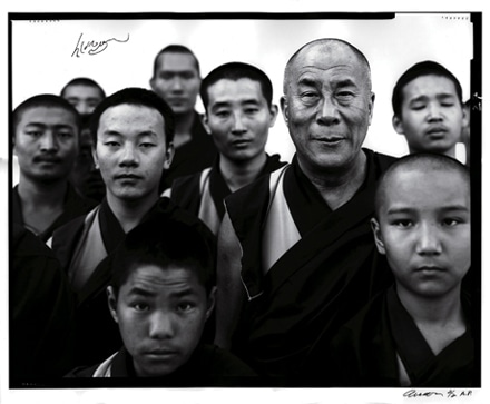 1998年に手掛けられたリチャード・アヴェドンの作品
Richard Avedon 「His Holiness the Dalai Lama, Karnataka, India, 1998」 Courtesy the Richard Avedon Foundation &copy;1998 The Richard Avedon Foundation