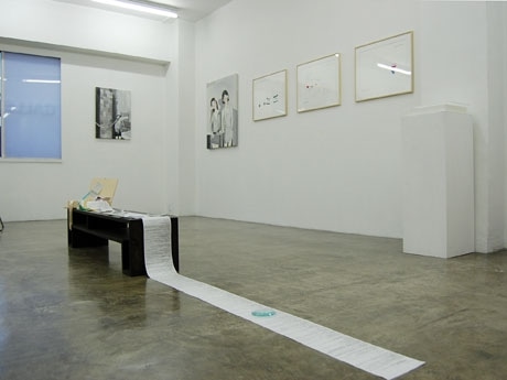 若手作家・小林エリカさんが米国帰国後初の個展。会場には米国横断の記憶が残る作品も