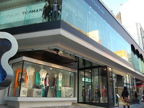 ラフォーレ原宿1階〜2階に店を構える「トップショップ／トップマン」。エッジの効いたハイストリートファッション商品がそろう
