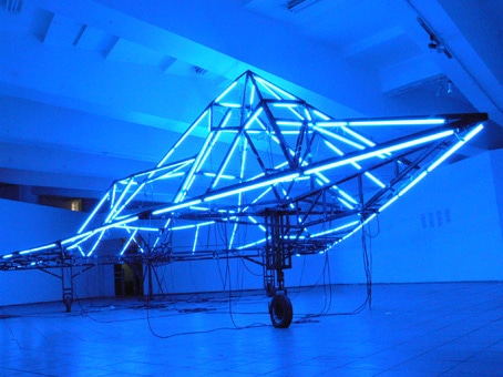 インドネシアから参加するイスワント・ハルトノさんの作品「BLUE」（2007年、GALERISOEMARDJA、STEEL、NEON LAMP、1200x1500x300cm、GALERISOEMARDJA・インドネシア）