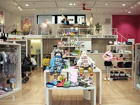 1〜2階が吹き抜けになった店内の様子。明るい雰囲気を作り出し、入店しやすい店舗に仕上げた