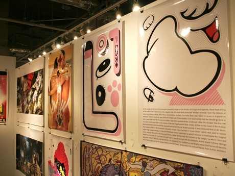 豪華アーティストがそれぞれの視点で手塚作品を再解釈した作品が並ぶ会場の様子。映像を流すブースなども