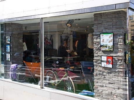 仏アウトドアブランド「ラフマ」都内初の路面店がキャットストリートに。店内は「芝生」「木」の2区画で構成