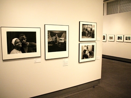 第3部「アメリカン・メガミックス 1957-1987」の会場。アメリカの写真雑誌なども展示する