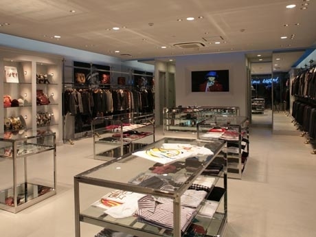 歴史的ストーンサークル「ストーンヘンジ」に着想を得た店内。コレクションラインに加え、雑貨などのライセンス商品も充実