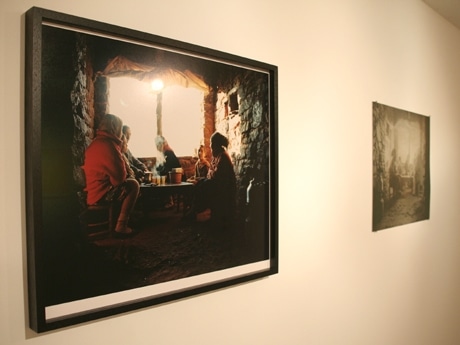 ポートレート作品「最後の朝食」（左）のほか、同作をもとにした版画（右）なども展示する