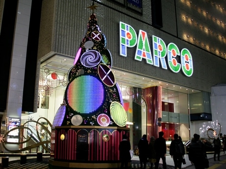 テクノ系のサウンドに合わせイルミネーションが変化する渋谷パルコのクリスマスツリー