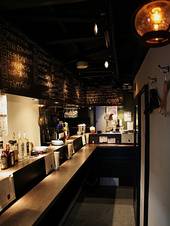 入口から奥へと伸びる店内では、ハウス系のクラブミュージックを流し雰囲気を盛り上げる