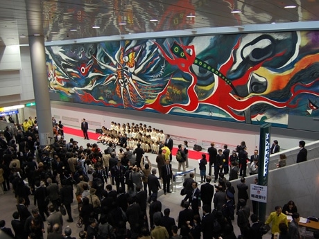 渋谷駅構内でベールを脱いだ岡本太郎の大作「明日の神話」。絵はハチ公前交差点からも一部を見ることができる